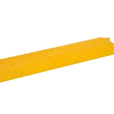 Tapete amarelo emborrachado com textura em linhas diagonais