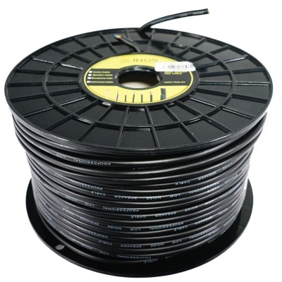 Rolo de cabo preto com etiqueta amarela no topo sobre fundo branco