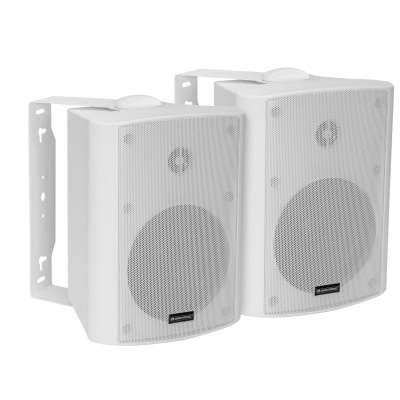 Duas colunas brancas com grelha frontal e suportes metálicos