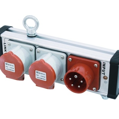 Unidade elétrica com três tomadas industriais e argola metálica para segurança