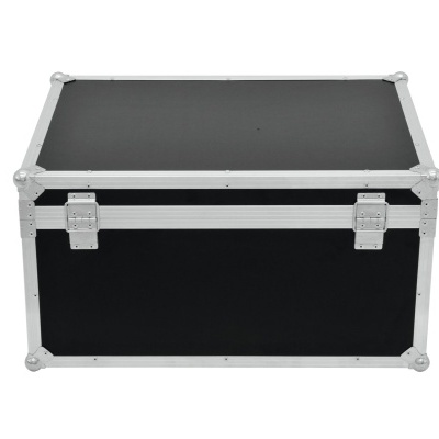 Baú preto com armação metálica prateada e travas