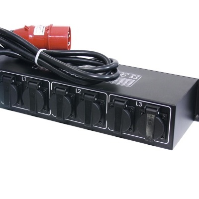 Painel elétrico preto com interruptores e cabos