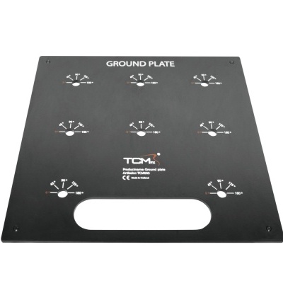 Placa preta de metal com letras brancas e símbolos de orientação