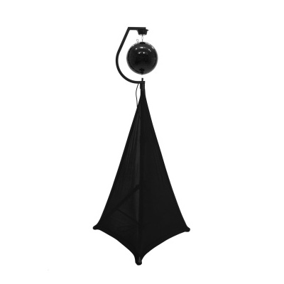 Bola de boxe preta suspensa com suporte e rede triangular.