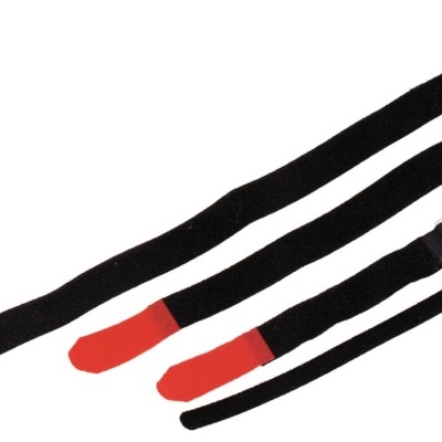 Correias de velcro pretas com extremidades vermelhas.