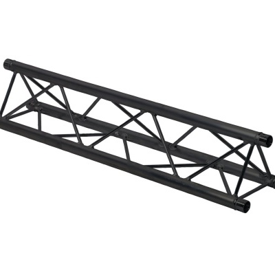 Estrutura metálica tubular preta em formato triangular