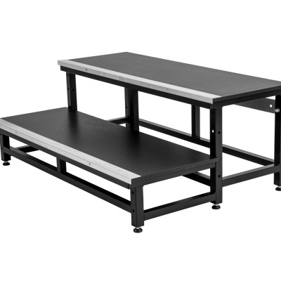 Degrau de dois níveis em metal preto com acabamentos em cinza prateado