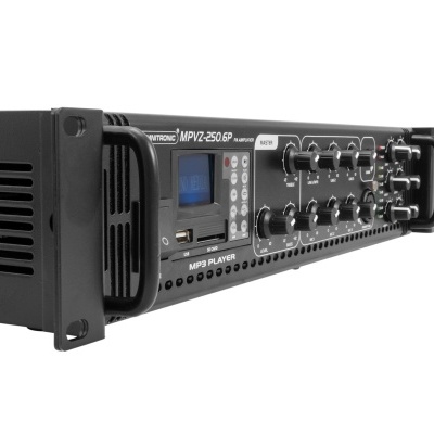 Amplificador de som profissional preto com botões e visor digital azul