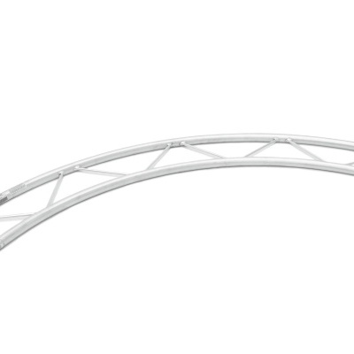 Estrutura metálica arqueada prateada com barras transversais em fundo branco