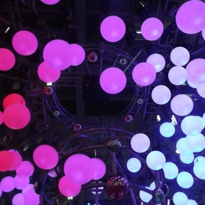 Esferas luminosas coloridas suspensas no teto