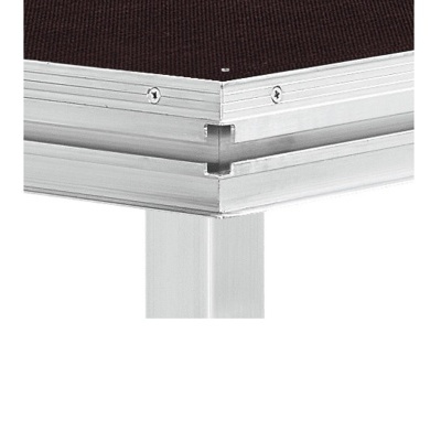 Canto de mesa com superfície preta e estrutura de alumínio prateado