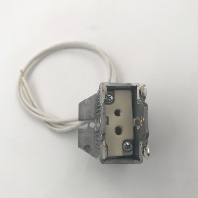 Tomada elétrica industrial metálica com fios brancos em fundo branco