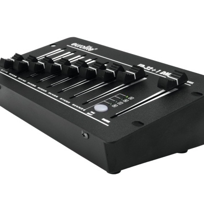 Mesa de mistura de áudio preta com faders e botões