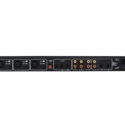 Parte traseira de equipamento eletrónico com várias portas e conexões.