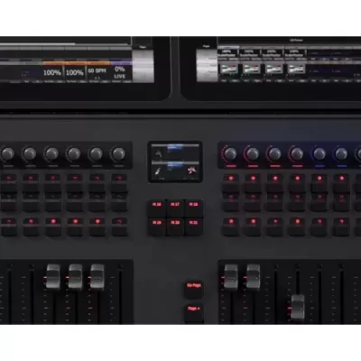 Painel de mixagem digital preto com botões, faders e ecrãs com informações