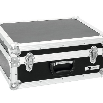 Mala de transporte preta com cantos metálicos prateados e fechos