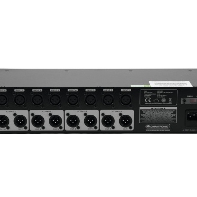 Equipamento de áudio profissional com várias entradas e saídas XLR em caixa preta