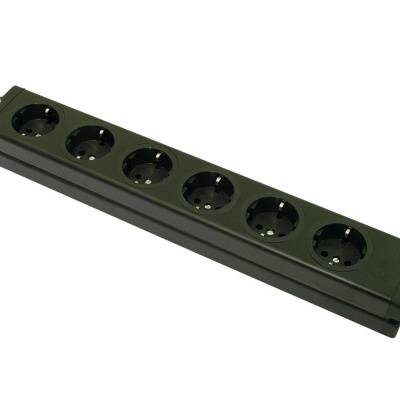 Régua de tomadas elétrica preta com seis entradas