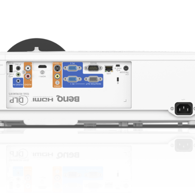 Projetor branco BenQ com portas HDMI, VGA, USB e áudio na traseira