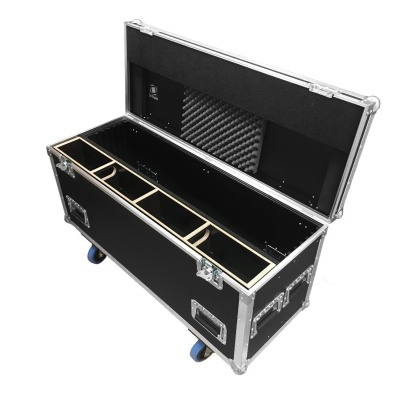 Caixa de transporte preta com divisórias internas e rodas azuis