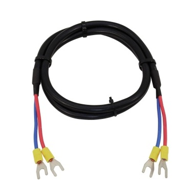 Cabo elétrico preto com conectores tipo garfo nas extremidades