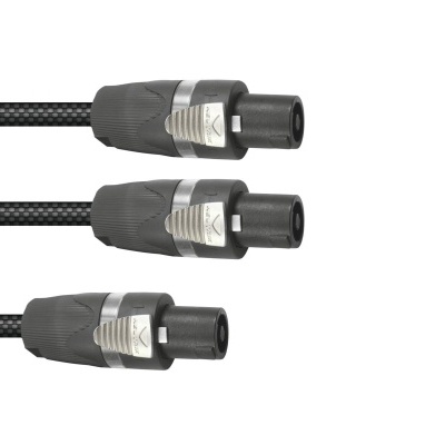 Cabo preto com três conectores XLR fêmea de metal cinza