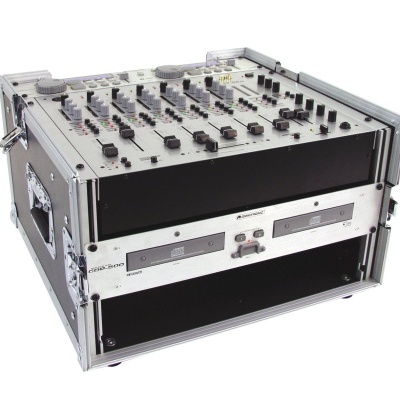 Mesa de mistura musical com botões e displays eletrônicos em caixa metálica preta e prateada