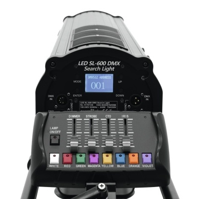 Luz de procura LED SI-600 DMX com painel de controlo e botões coloridos montada em tripé