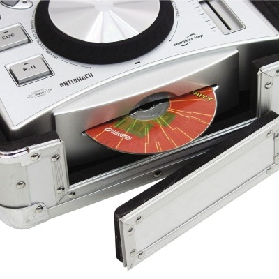 Leitor de CDs AKAI Professional numa caixa de alumínio aberta com CD carregado