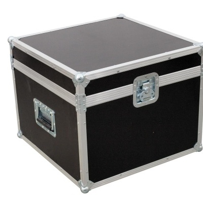Caixa de transporte rígida preta com armação metálica prateada
