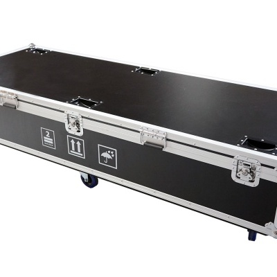 Mala de transporte preta retangular com rodas e etiquetas de manuseio