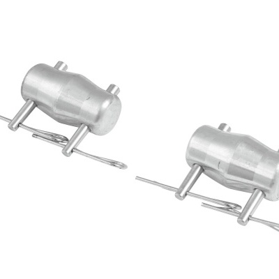 Dois pesos metálicos cilíndricos prateados com ganchos