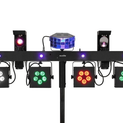 Sistema de iluminação LED colorida montado em estrutura preta para eventos
