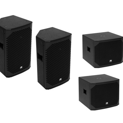 Quatro colunas de som pretas com grelha hexagonal, duas retangulares e duas cúbicas