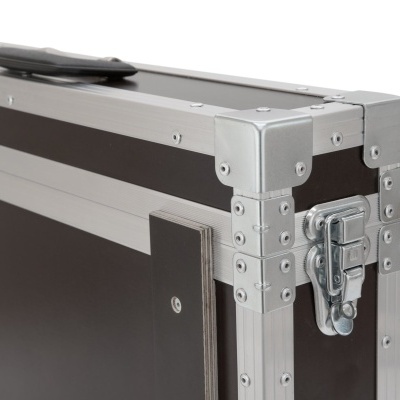 Mala rígida castanha com estrutura metálica prateada e pega preta