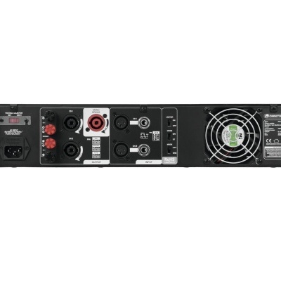 Amplificador de áudio profissional preto com várias portas de ligação e ventilador
