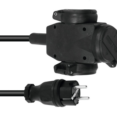 Cabo elétrico preto com ficha e extensão com três tomadas protegidas