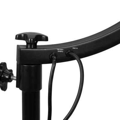 Suporte de metal preto para luz com parafusos de aperto e cabo elétrico