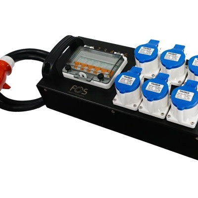 Régua elétrica com seis tomadas azuis e cabo com ficha vermelha