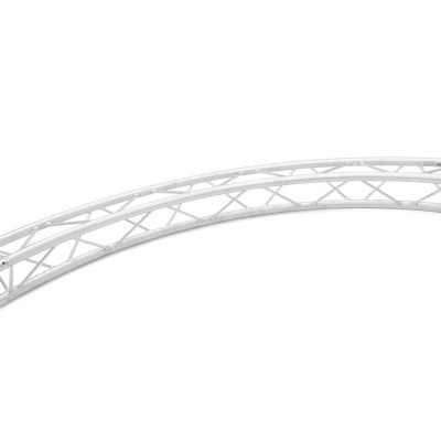 Estrutura metálica arcuada prateada com vigas cruzadas