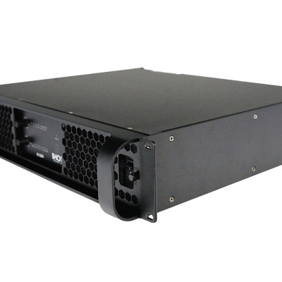 amplificador de áudio profissional preto com grelha e botões frontais