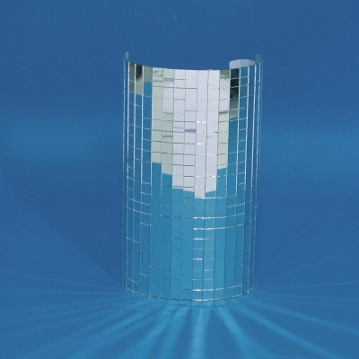 Objeto metálico curvo com pequenos quadrados refletivos prateados