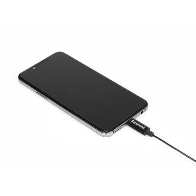 Smartphone preto ligado a cabo Saramonic