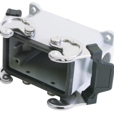 Conector industrial retangular metálico com fechos e partes plásticas