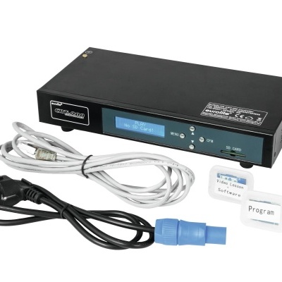 Aparelho eletrónico preto com ecrã azul, cartões e cabos sobre fundo branco