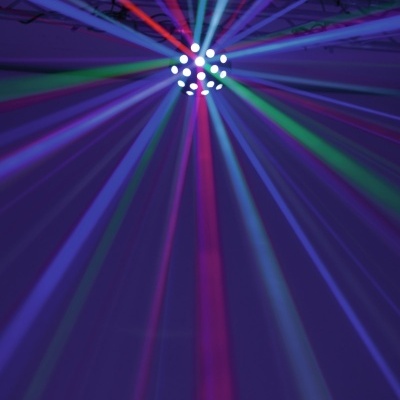 Iluminação de teto com faixas de luz coloridas e LED branco no centro