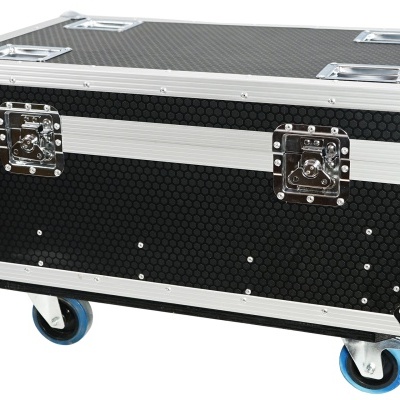 Caixa preta de transporte com rodas e cantos metálicos