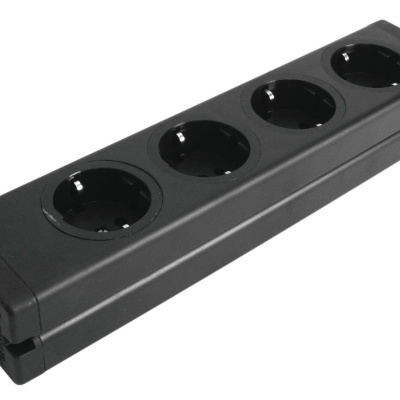 Extensão elétrica preta com quatro tomadas