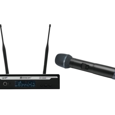 Microfone sem fios preto com receptor digital e antenas