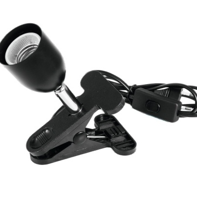 Lâmpada com suporte de mola preto, cabo com interruptor, fundo branco